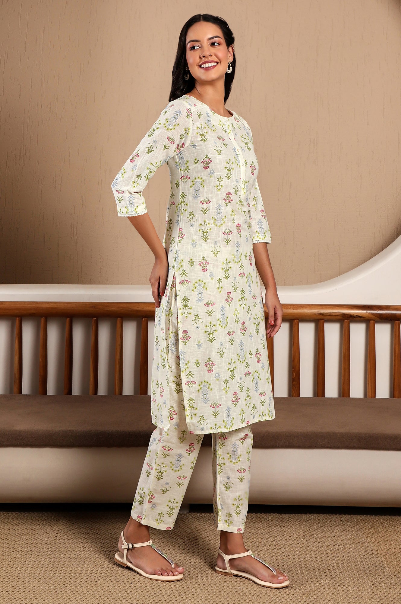 White Floral Printed Pure Cotton Straight Kurta and Pants Co-ord Set - View 2
